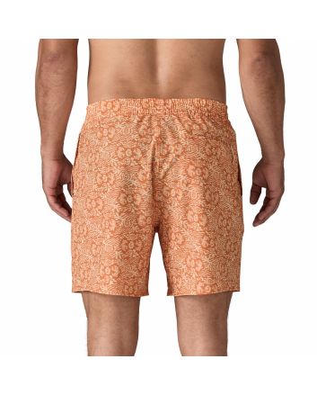 Hombre con Boardshort Patagonia Men's Hydropeak Volley Shorts 16'' Naranja estampado