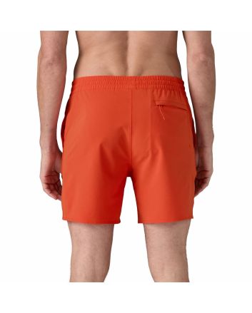 Hombre con boardshort Patagonia Hydropeak Volley Shorts 16in Naranja