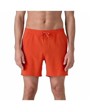 Hombre con boardshort Patagonia Hydropeak Volley Shorts 16in Naranja