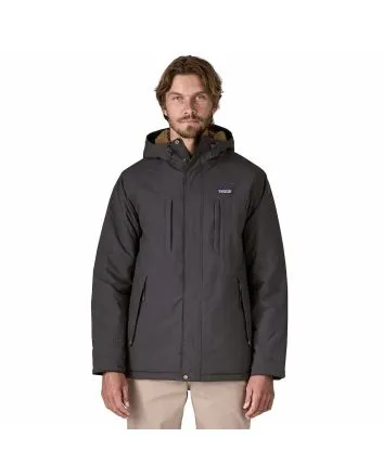 Hombre con parka Patagonia Men's Isthmus color negro tinta