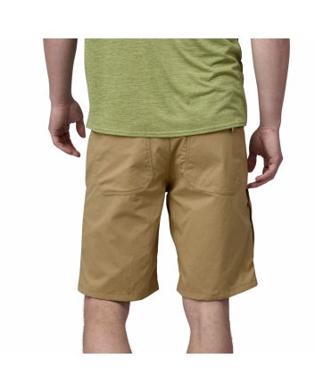 Hombre con Pantalones cortos de senderismo Patagonia Quandary Shorts 10'' color Classic Tan 