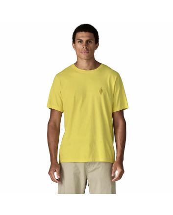 Hombre con camiseta Patagonia Water People Spotter Amarilla gráfico Mountain of Storms