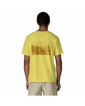 Hombre con camiseta Patagonia Water People Spotter Amarilla gráfico Mountain of Storms