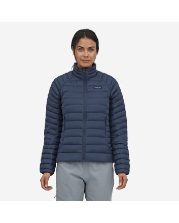 Mujer con chaqueta impermeable acolchada Patagonia W's Down Sweater azul marino