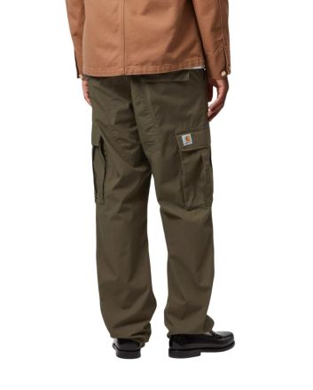 Hombre con Pantalón Carhartt WIP Regular Cargo Pant Verde Ciprés