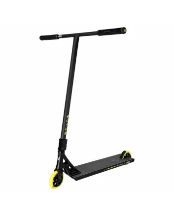Scooter freestyle Addict Revenger Pulse negro y amarillo orientado a street