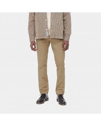 Hombre con pantalón chino Carhartt WIP Sid Pant beige