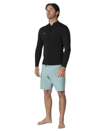 Hombre con Chaqueta de neopreno Vissla Solid Sets 2mm con cremallera frontal en color negro Black 2