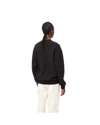 Mujer con sudadera Carhartt WIP Women's Carhartt Sweat negra con logo blanco