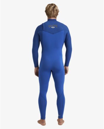 Hombre con traje de surf Billabong Revolution Natural 4/3mm azul cobalto con cremallera en el pecho