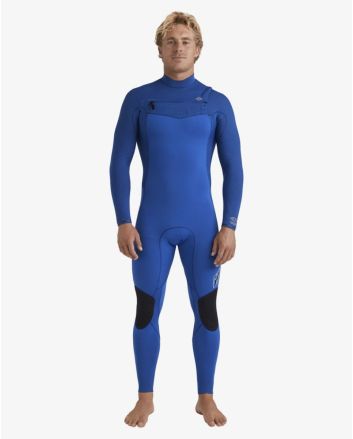 Hombre con traje de surf Billabong Revolution Natural 4/3mm azul cobalto con cremallera en el pecho