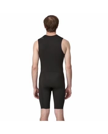 Hombre con traje de surf corto Patagonia Yulex Regulator Lite Short John negro 2mm