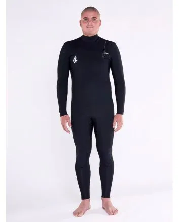 Hombre con Traje de Neopreno Volcom Modulator 4/3mm con cremallera en el pecho negro