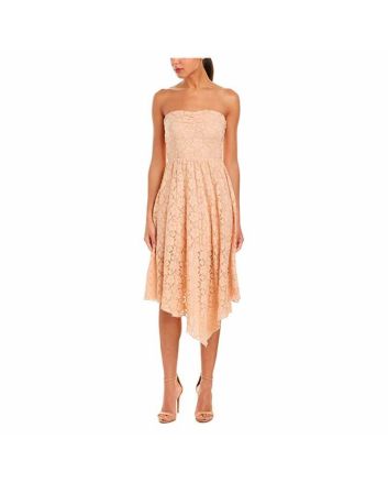 Mujer con Vestido palabra de honor con encaje Amuse Society Lima Peach 