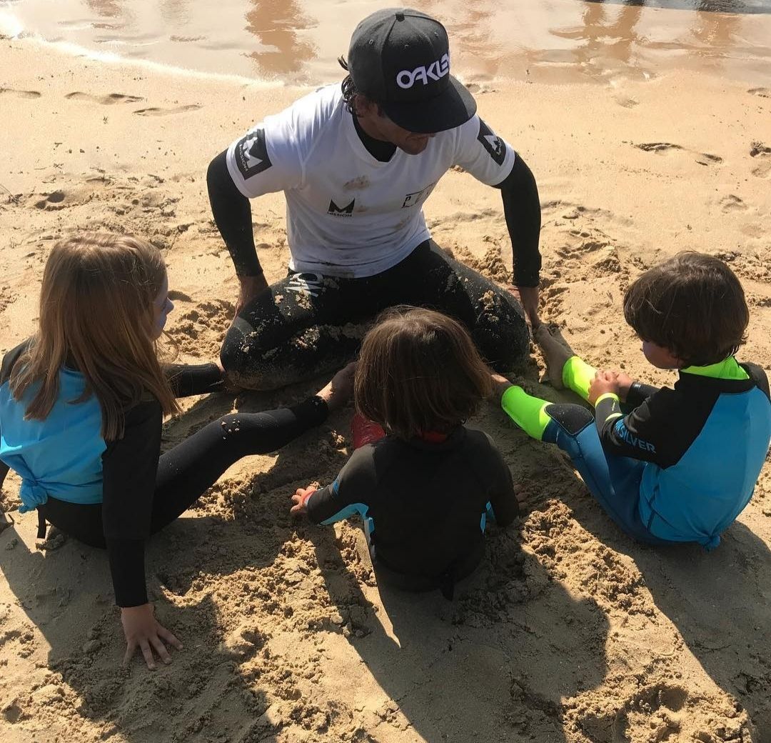 Milo Castelo con alumnos en la playa