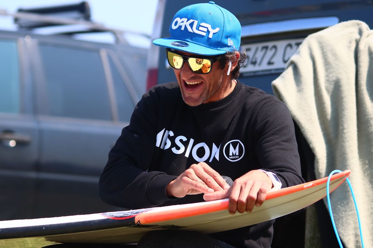 Milo Castelo con alumnos de Mission Surf School en la playa